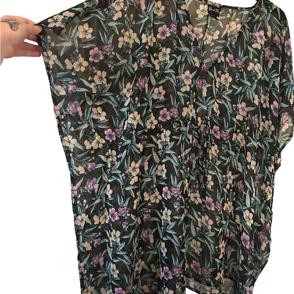 Beautiful Tunic Top One Size - Picture 2 of 3
